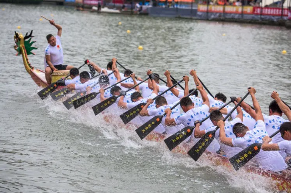 Cuộc đua thuyền rồng là sự kiện quan trọng nhất của Lễ hội thuyền rồng