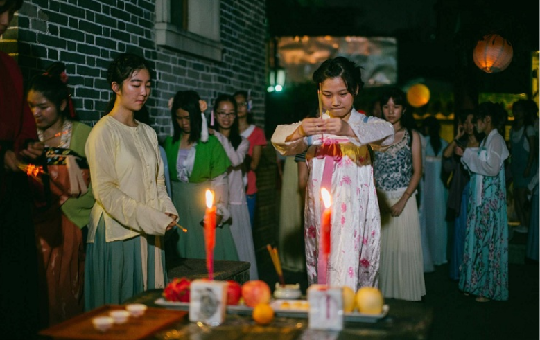 Theo truyền thống vào ngày lễ Quixi phụ nữ sẽ mặc Hanfu và cầu nguyện Chức Nữ ban cho đôi bàn tay khéo léo.