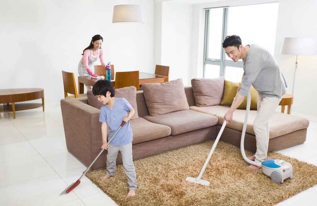 Cả nhà cùng nhau dọn dẹp sẽ có hiệu quả hơn và gia đình thêm gắn bó